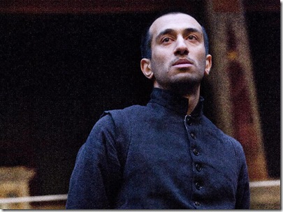 hamletfor-theatre-review-by-patrick-langston-filing-aug-3-naeem-hayat-as-hamlet-glob